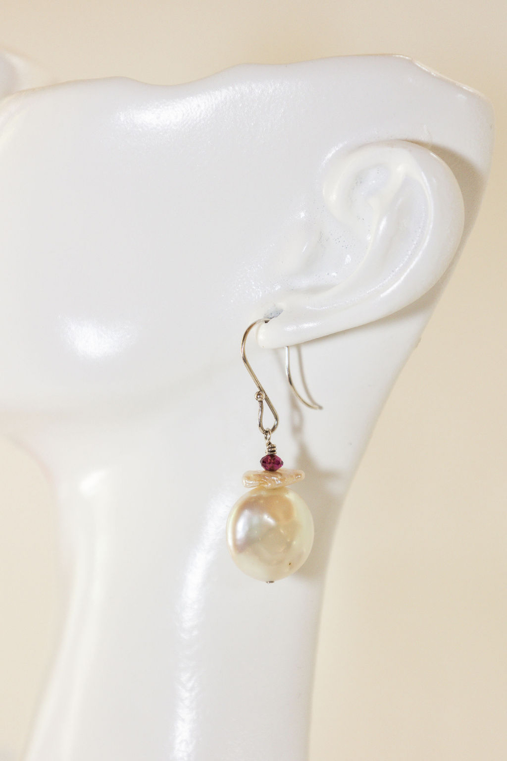 White Coin Pearl with Garnet