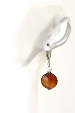 Carnelian disk with Little Pearl